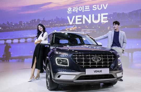 현대자동차가 11일 경기도 용인 더 카핑에서 밀레니얼 세대의 혼라이프 SUV 베뉴의 공식 출시 행사를 갖고 본격적인 판매에 돌입했다. 이날 행사에서 모델들이 베뉴 차량과 함께 포즈를 취하고 있다.  박동욱기자 fufus@